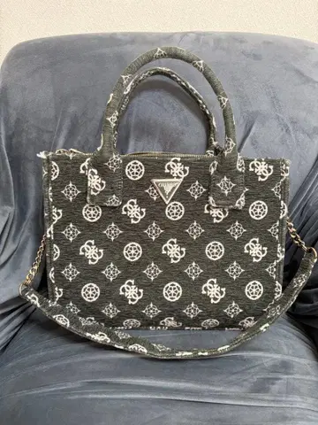 GUESS 숄더백 그레이/화이트