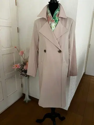 베이지 더블 브레스트 트렌치코트