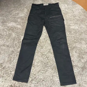 블랙 AMREX 워크 팬츠, 실용적인 지퍼 포켓 부착.