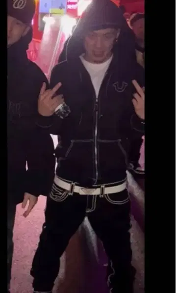 트루릴리젼 블랙 화이트 스티치 DAB 착용