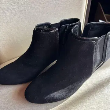 블랙 스웨이드 지퍼 부티 5cm 힐