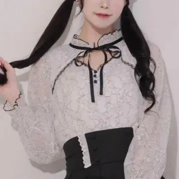 pium  바이컬러 레이스 케이프 긴팔 블라우스 화이트