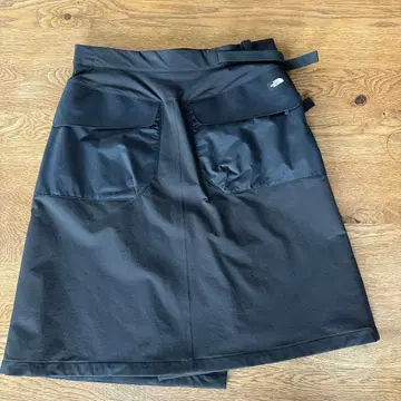 블랙 랩스커트 포켓 부착