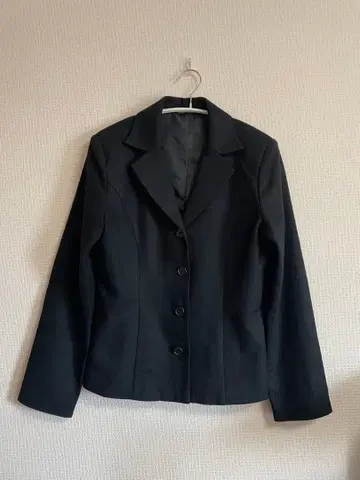 울 블랙 테일러드 자켓 버튼 포함