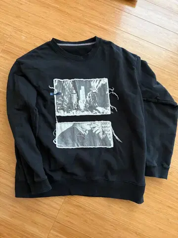 그래픽 프린트 블랙 맨투맨