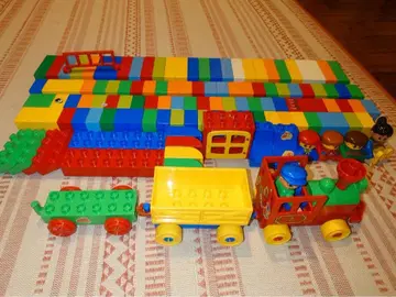 LEGO 블록 세트 기차와 인형 포함