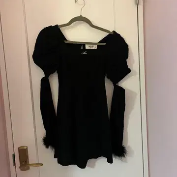 amerge. 암워머 부착 퍼프 슬리브 미니 원피스