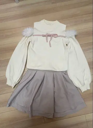 프론트 리본 니트탑과 하이웨스트 플레어 치마바지