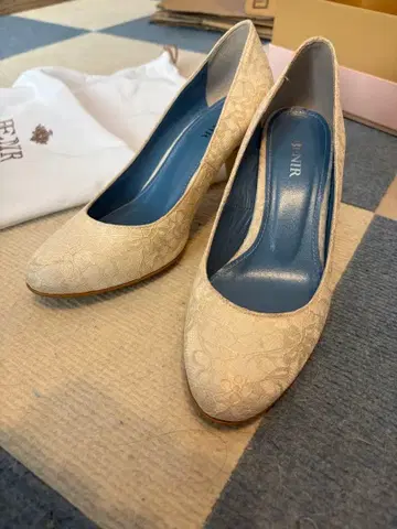 BENIR 아이보리 꽃무늬 펌프스