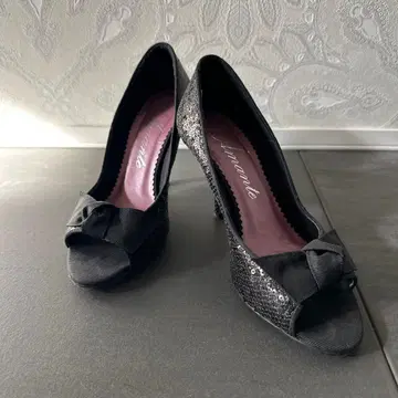 아만테 블랙 스팽글 오픈토 펌프스