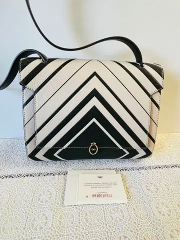 모던하고 세련된 안야 힌드마치의 가죽 사선 숄더백