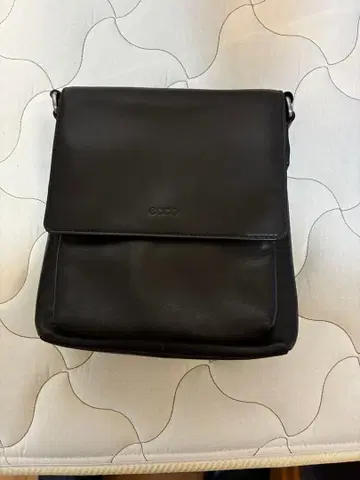 블랙 숄더백 플랩 포함