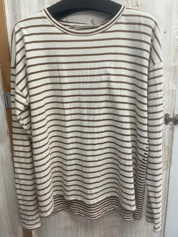 안나리 브라운 스트라이프 긴팔 티셔츠