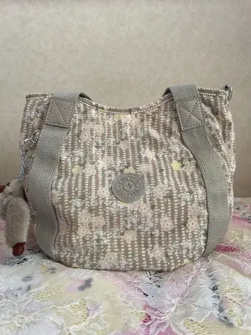 새상품급 Kipling 키플링 숄더백 베이지색 플라워 무늬