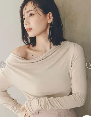 아뉴앙스 개더 드레이프 컷 상의