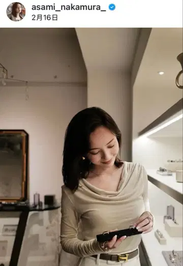 아뉴앙스 개더 드레이프 컷 상의