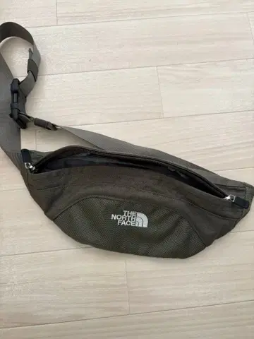 THE NORTH FACE 바디백 카키