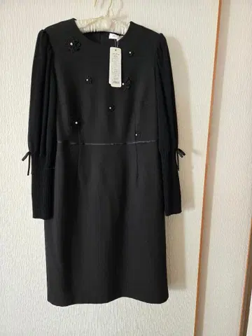 슈퍼 뷰티의 블랙 꽃 모티브 긴팔 원피스