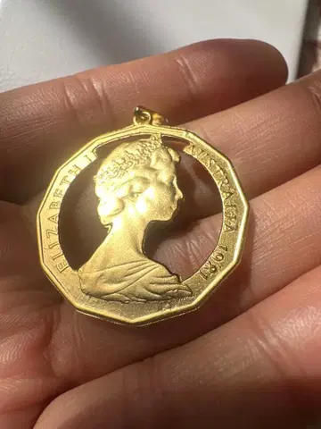 빈티지풍 펜던트 탑 골드 컬러 여성 옆얼굴 실루엣