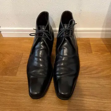 BARNEYS NEWYORK 블랙 카프 가죽 처카 부츠