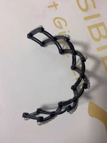 블랙 펄 장식 헤어 클립