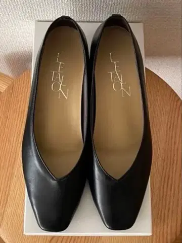 르 탈론 4cm 스퀘어 V컷 펌프스 블랙