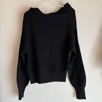 프레이 아이디 블랙 오프숄더 스웨터