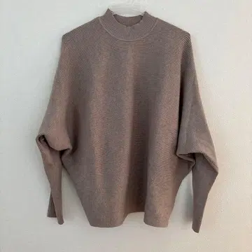 베이지 하이넥 오버 사이즈 니트