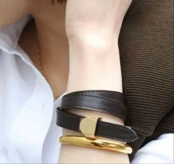 봉주르 마담 카프 가죽 팔찌 골드 금장 장식 블랙