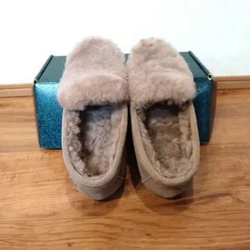 에뮤 브라운 모카신 스웨이드와 퍼 소재