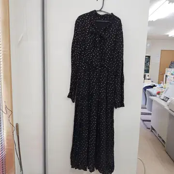 Mila Owen 금 도트 무늬 블랙 원피스