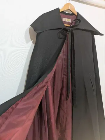 블랙 롱 케이프 빨간색 안쪽 리본 포함