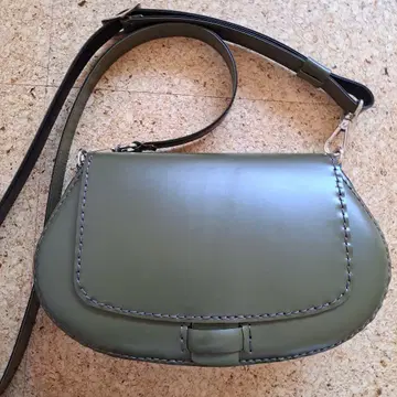 올리브 그린 플랩 숄더백