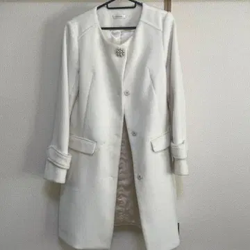 화이트 롱 코트 버튼 포함