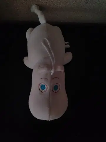 화이트 꼬리 달린 봉제 인형