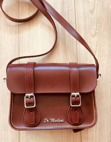 [ 거의 새상품 ] Dr. Martens 버건디 사첼백 7인치