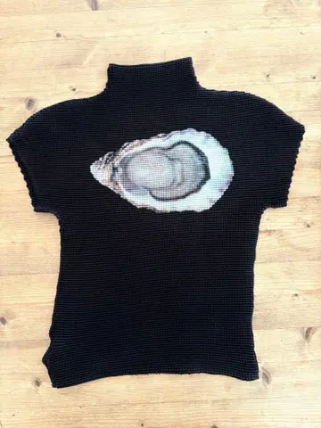 MUSUBORE 오이스터 프린트 반팔 T셔츠