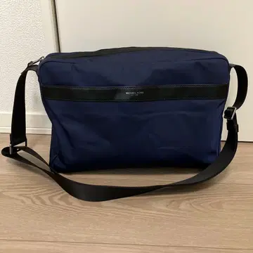 MICHAEL KORS 네이비 숄더백 A4 사이즈 초