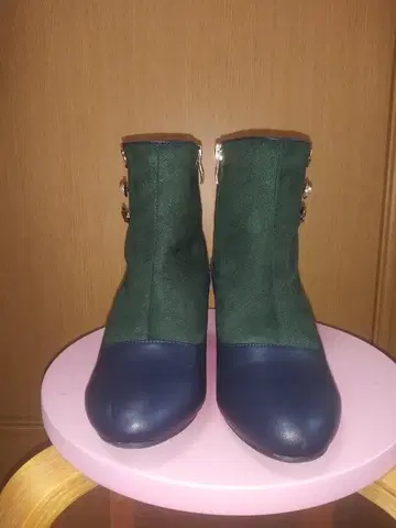 그린과 네이비 스웨이드 부츠