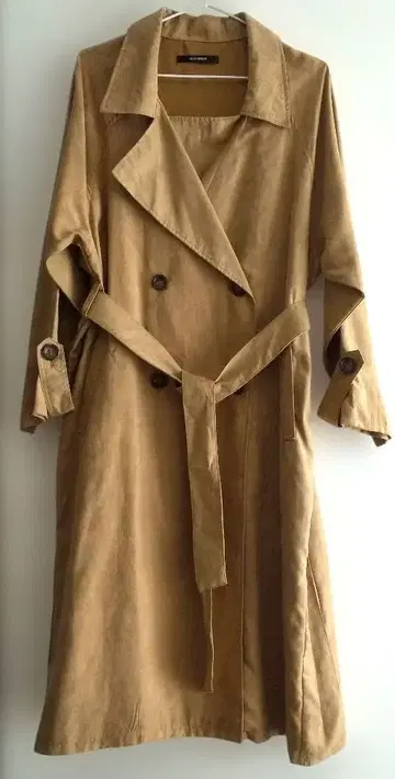 베이지 트렌치코트 플리츠 디자인