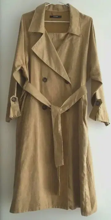 베이지 트렌치코트 플리츠 디자인