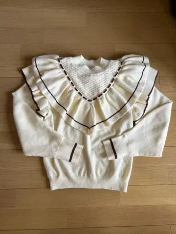 릴리 브라운 프릴 달린 아이보리 긴팔 니트 새상품급