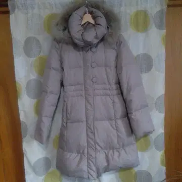 퍼가 달린 옅은 그레이 다운 자켓