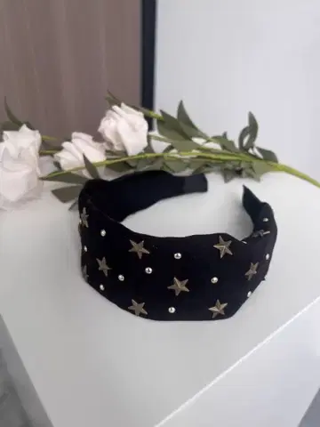 별 모양과 펄 장식의 블랙 머리띠