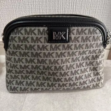 MK 로고 패턴 숄더백