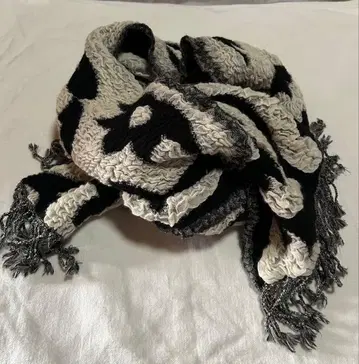 화이트 and 블랙 그레이 프린지 달린 머플러