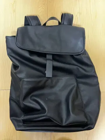 [ ZARA ] 블랙 합성 피혁 플랩식 백팩