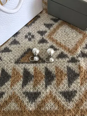 펄과 D 로고의 실버 귀걸이 S