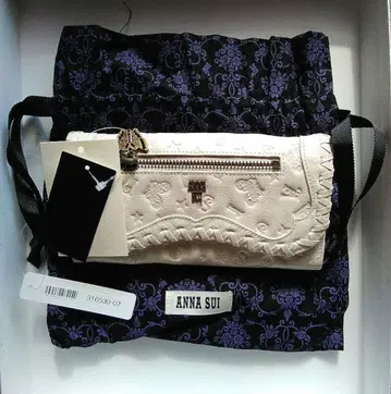 ANNA SUI 베로니카 플랩 장지갑 아이보리