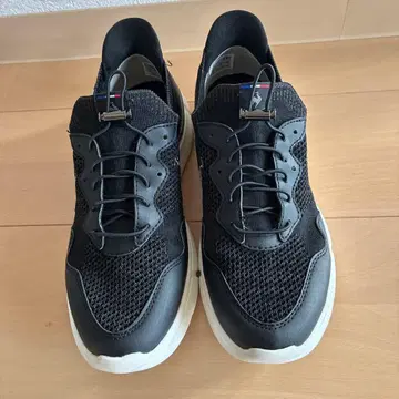 블랙 슬리브인 스니커즈